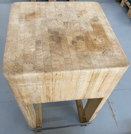 Hackblock mit Rollen